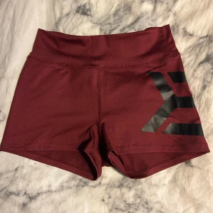 Knappt använda hotpants från Better Bodies - Hotpants i nyskick. Finns även matchande topp i strl M.