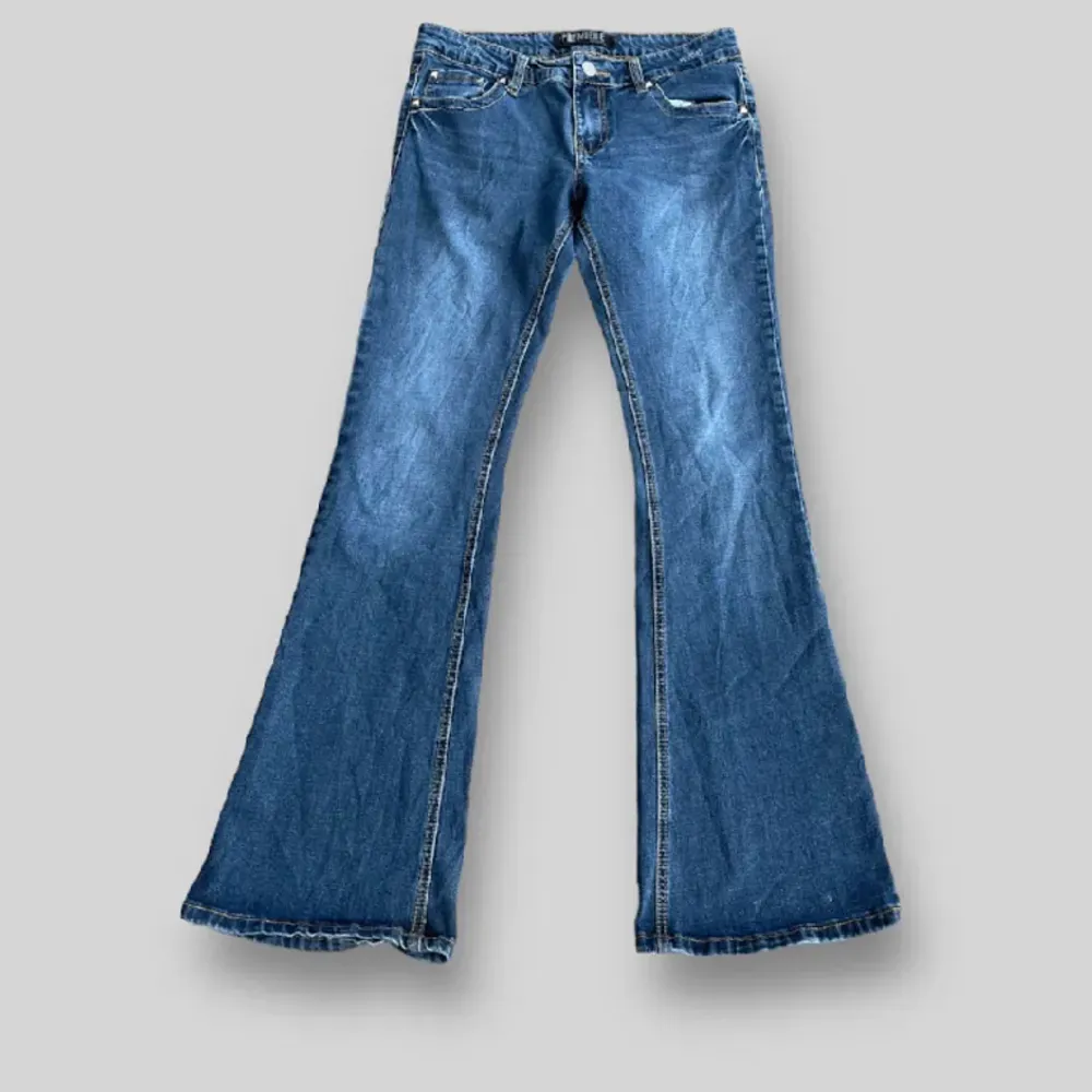 ett par byxor som är för långa för mig, midjemått 37 ytterbenslängd 100. Jeans & Byxor.
