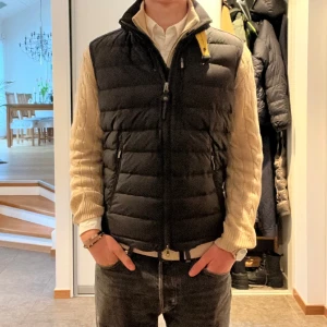 Parajumper väst  - Säljer denna skitsnygga väst från para jumper, är använd en del därav det låga priset, skriv om du har frågor 🙌