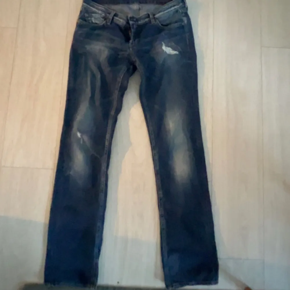 Säljer dessa lågmidjade jeans som jag köpte från sellpy. Jättebra skick!  29/32 men väldigt små i storleken!! . Jeans & Byxor.