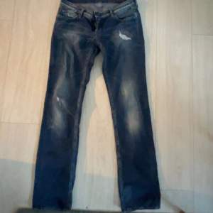 Säljer dessa lågmidjade jeans som jag köpte från sellpy. Jättebra skick!  29/32 men väldigt små i storleken!! 