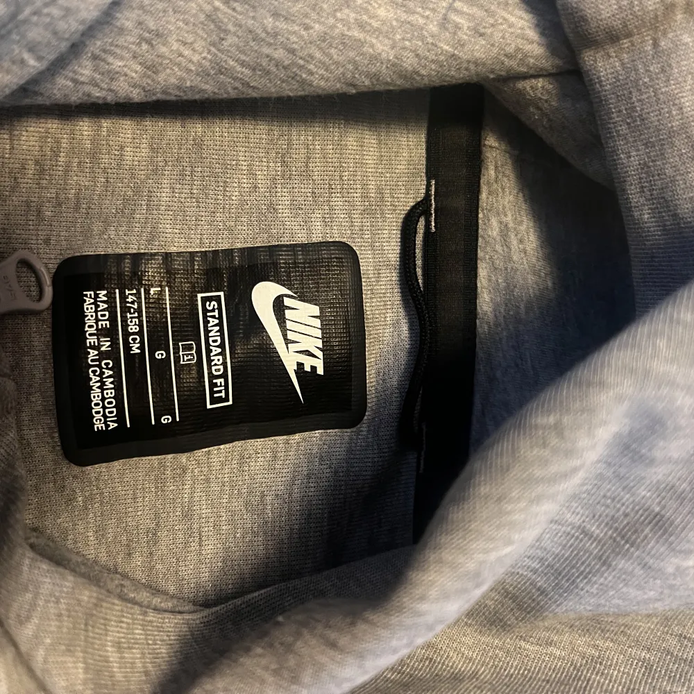 Säljer min Nike tech fleece som jag fick för typ 1 år sedan pga att den inte kommer till användning längre. Pris kan diskuteras. Inga defekter alls.. Hoodies.