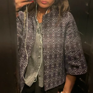 Jacka korta ärmar Mango  - Så fin jacka/kavaj från Mango med trekvartslånga ärmar. Knapp använd. 