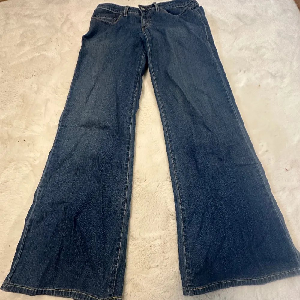 Hej! Säljer ett par väldigt Lågmidjade Levis jeans!💙de är strechiga, och är åt det lite bredare hållet, Extremt bra skick!  Mått: midja 40cm platt, innerbenslängd 83cm. Jeans & Byxor.