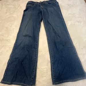 Lågmidjade Levi’s Jeans - Hej! Säljer ett par väldigt Lågmidjade Levis jeans!💙de är strechiga, och är åt det lite bredare hållet, Extremt bra skick!  Mått: midja 40cm platt, innerbenslängd 83cm