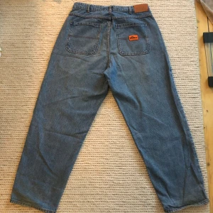 Butter goods - Butter goods Santosuosso jeans, stitchingen som ska vara på framfickan tyvärr borta, i övrigt bra. Nypris runt 1k!