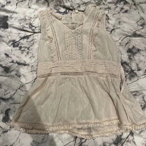 Beige topp - Säljer en jättefin, beige topp från Only. Skulle uppskatta stl. till XS/S. Passar perfekt till sommaren! Aldrig använd och säljer för 150kr+frakt. (Kan i vissa fall mötas upp)😊