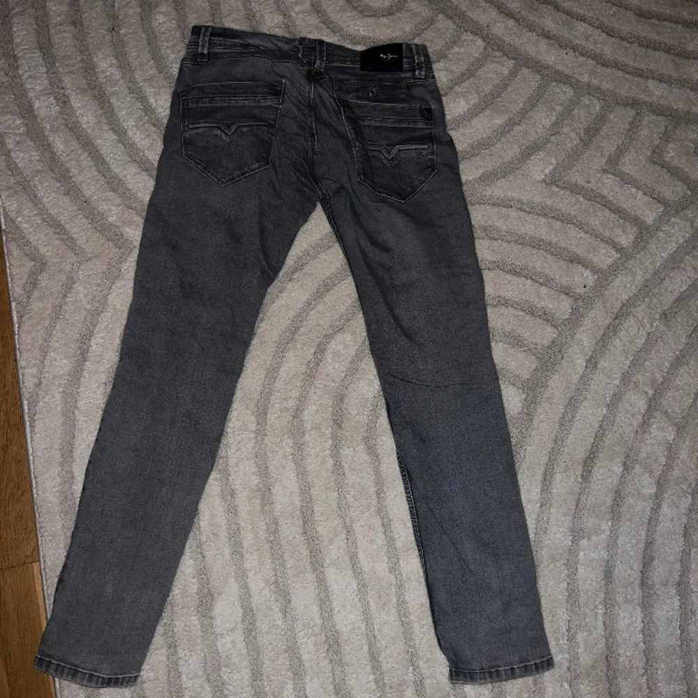 Ett par riktigt snygga gråa jeans från pepe jeans. Passformen är straight legs, byxorna är alltså raka hela vägen ner. Nästintill oanvända då det inte är riktigt min stil. Storlek 32/34. Nypris-1099kr Hör av er vid intresse eller fler bilder:). Jeans & Byxor.