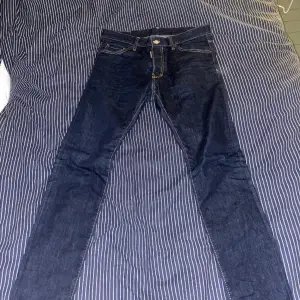 Riktigt snygga d2 jeans i modellen cool Guy Jean.  Väldigt bra skick, skulle säga 9/10, endast använda ett fåtal gånger.