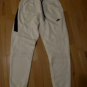 Nike tech byxor - Storlek L, sitter som M  Helt oanvända, lappar sitter kvar.
