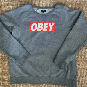 snygg sweatshirt fårn obey i okej skick, tvättad några gånger vilket märks på tyget lite. inga andra tydliga defekter, kom privat för närmare bilder osv 