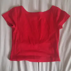 Röd T-shirt med öppen rygg. Köpt från SHEIN. Aldrig använd. Säljer då det är fel storlek för mig. Jag skulle säga att den passar XS och S