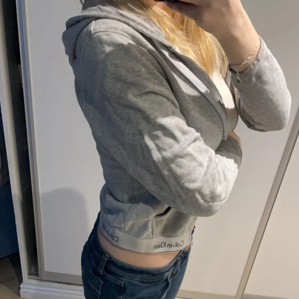 Jätte snygg Calvin Klein tröja i färgen grå . Hoodies.