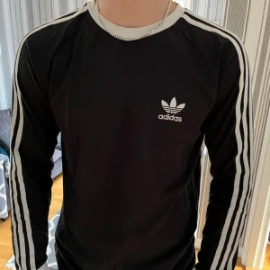 Adidas longsleeve - Bra skick, knappt använd, ganska liten i storleken