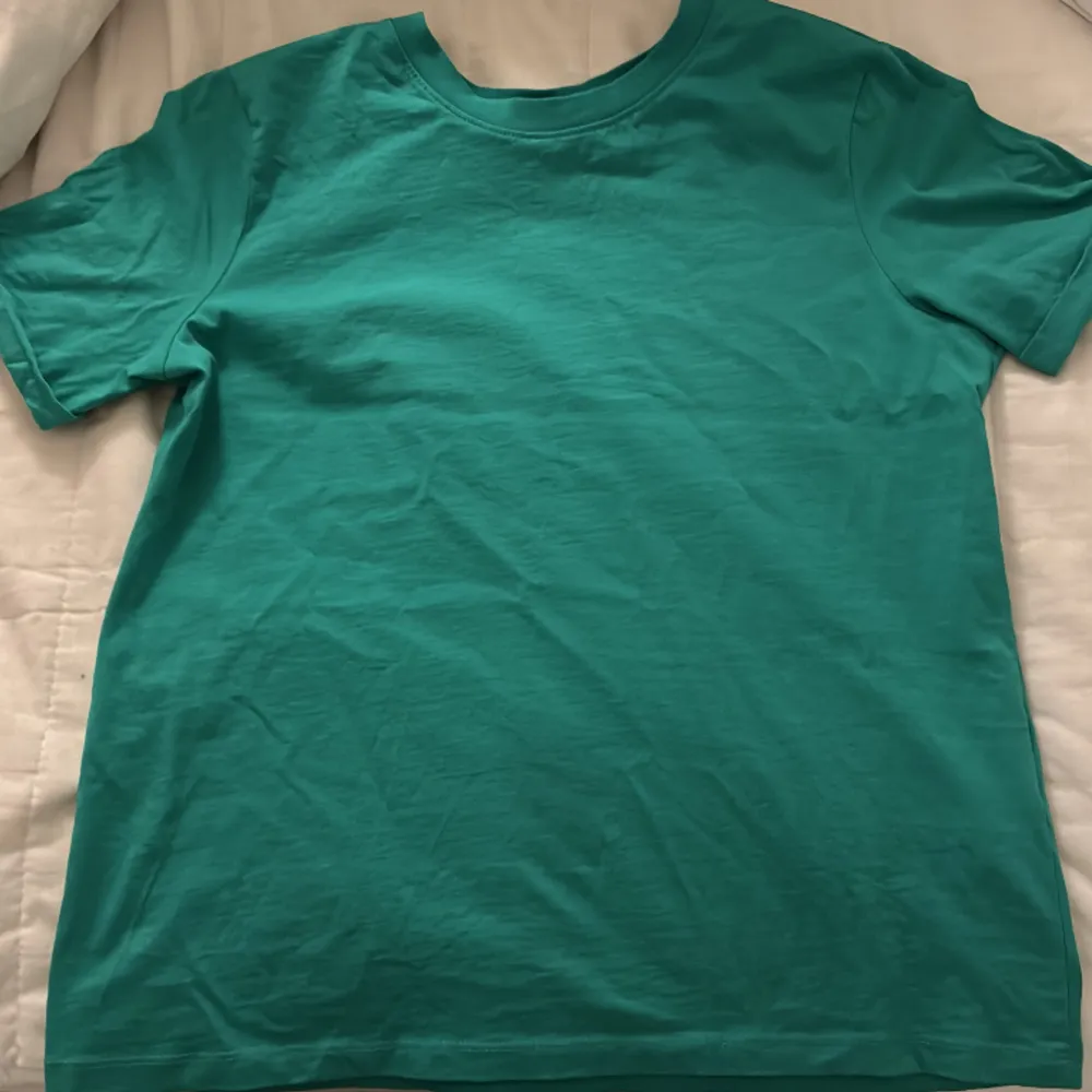 Fin grön tröja från Vero Moda! Använd ett fåtal gånger och kommer aldrig till användning🤍🤍 Storlek M, men sitter som en S! Pris 35kr! . T-shirts.