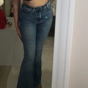 Peachy flare jeans  - Noggrant använda, storlek S/31. Säljer även samma modell fast i svart 🫶🏼