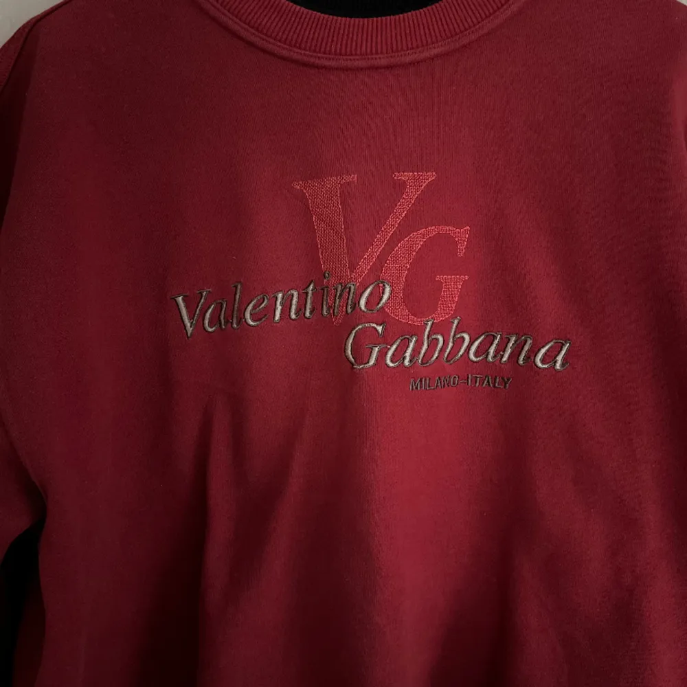 Vintage Valentin Gabbana sweatshirt i mycket bra skick.  Den passar som en medium men är ganska kort så rekommenderar S/M. . Hoodies.