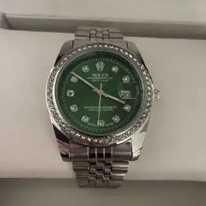 1:1 Rolex klocka, tiden funkar som den ska, lämnade in den för att korta ner bandet för min handled finns ytligare länkar som medkommer vid köp