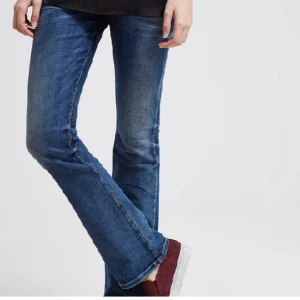 Ltb valerie jeans - Mörkblå jeans ifrån Ltb i modellen ”valerie”. Köpta på Zalando för ca 900kr och är väldigt svåra att få tag på!💓bootcut och lågmidjade 🙃☺️ 