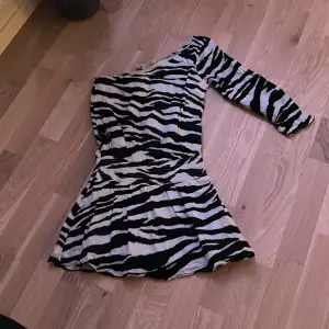 En jätte fin klänning från Gina tricot Som tyvärr blivit liten klänningen har zebra mönster och är väldigt fin 