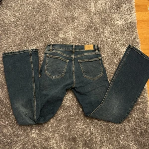 Lågmidjade Bootcut Gina jeans  - Använda 1 gång. Säljer eftersom det inte kommit till användning. Sitter jätte fint 💕💕37 cm rakt över men passar större då dem är stretchiga. Innerbens längd 77cm. Kom gärna med prisförslag 