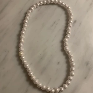 Halsband - Hej, jag säljer detta jätte fina pärlhalsbandet. Hoppas du vill köpa❤️