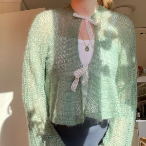 Virkad kofta - Egengjord virkad kofta med knytning! Virkad i mohair garn som är suuuupermjukt och gosigt!  58kr spårbar frakt via postnord  Jag är 170cm 