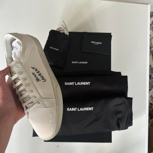 Helt nya Saint Laurent  - Storlek 44, Ett par oerhört sköna Broderade Saint Laurent skor. Perfekta till sommarn. Helt Sprillans. Pris är diskuterbart. Äktenhets bevis finns självklart. BYTEN ACCEPTERAS! 