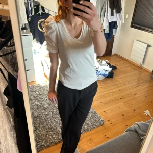 Tröja med ”puffaxlar” - Fin vit tröja som inte används längre.