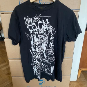 Fishbone Tshirt - Drainer/Graffiti tröja från märket Fishbone. Storlek L men passar bra på M. Pris kan diskuteras