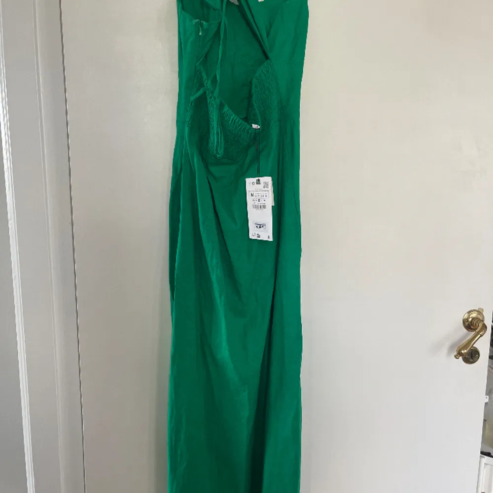 Aldrig använd klänning i fin grön färg. Ordinarie pris 400kr. Klänningar.