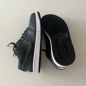 Jordans 1 - Svarta jordans 1 som har använd en gång och är i nyskick.