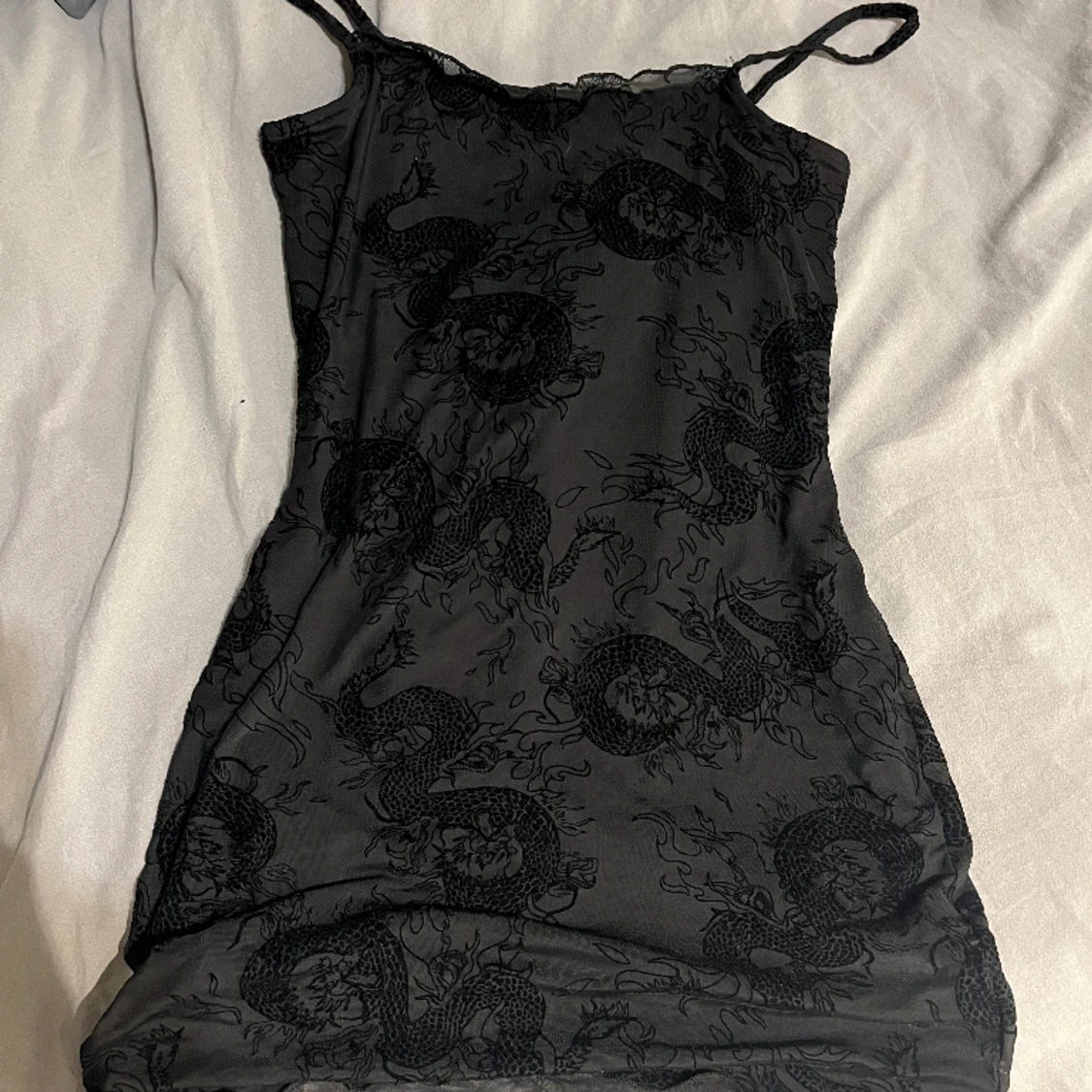 Klänning med drakar