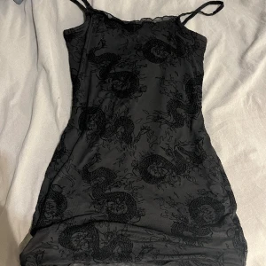 Klänning med drakar - säljer denna snygga klänning med drakmonster från hm! 