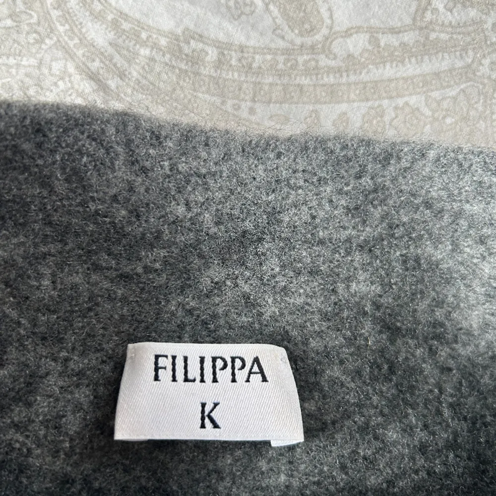 Fin tröja från Filippa K, mycket fint skick och normal/något större i storlek💗. Stickat.