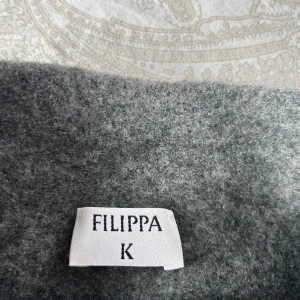 Stickad t-shirt/poncho liknande tröja - Fin tröja från Filippa K, mycket fint skick och normal/något större i storlek💗