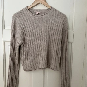 Stickad tröja - Säljer denna fina beiga tröja från Nelly, aldrig använd☺️