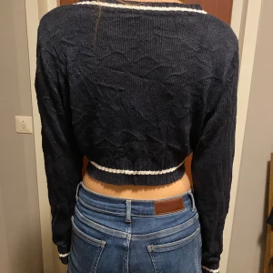 Magtröja med långa armar - En söt mörkblå topp som jag inte har använt.