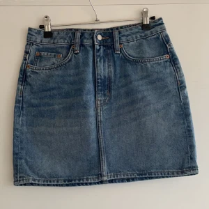 Jeans kjol - Snygg jeans kjol från weekday, hög midja, aldrig andvänd så i bra skick💕