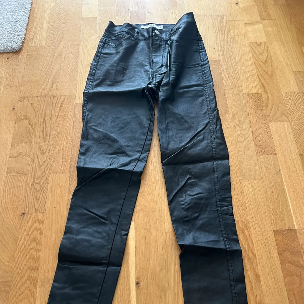 Säljer dessa snygga byxor från nakd som ser ut helt som nya, säljer dessa för att jag inte använder dessa längre. Jeans & Byxor.