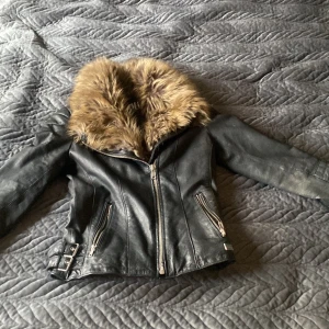 Läderjacka - Världens snyggaste läderjacka! Den har inga defekter alls och är justerbar i midjan. bilder på finns, hör av er vid frågor!❤️