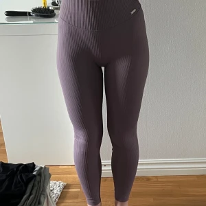 Amin träningsbyxor - Säljer dessa träningsbyxor pågrund utav att det inte kommer till någon användning mer, är i mycket fint skick