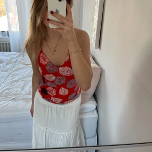 Mango topp med mönster - Snygg sommartopp från Mango. Färgen är röd med mönster. Detalj i ryggen. Fint skick💗