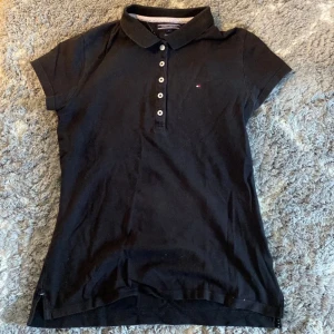 Piké - En svart piké i slim fit passform. Inga defekter. Skriv privat för mer info. Har en likadan i röd. ❤️ passar någon i xs/s