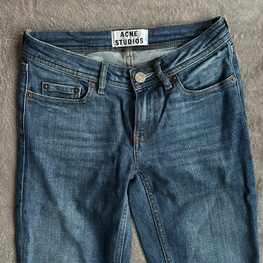 Jeans från Acne i modellen Low vintage. Storlek 24/32, skinny. Fint skick. . Jeans & Byxor.