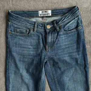 Jeans från Acne i modellen Low vintage. Storlek 24/32, skinny. Fint skick. 