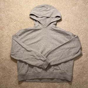 H&M Hoodie - Säljer denna för att den inte kommer till användning. Är croppad och har inga defekter. Skriv privat för fler frågor/bilder ❤️.