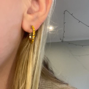 JÄTTE FINA GULDÖRHÄNGEN💗 - Detta är ett par guldörhängen som är jätte fina för dom som är guld tjejer/killar älskar verkligen dom här men använder dom it längre. För ändats 70 kr😍💗