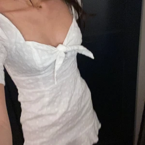 Studentklänning - Jättefin vit klänning att ha till studenten, skolavslutningen eller midsommar. Säljer pga att den är för kort för mig som är 172 cm. Därför aldrig använd. Kan gå ner i pris vid snabb affär!