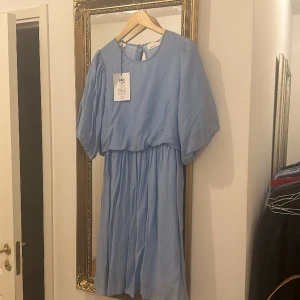 Ljuv ljusblå klänning - Helt ny klänning från Selected Femme!